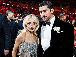 Sabrina Carpenter a Bad Bunny na 68. ro�níku cen Grammy v losangeleské...
