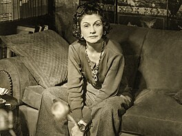 Coco Chanel zachycená pro Vogue ve svém apartmá v pa�í�ském hotelu Ritz okolo...