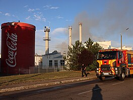 Ukrajin�tí záchraná�i zasahují v závod� Coca-Coly zasa�eném ruským útokem v...