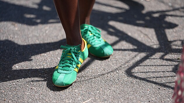 Host v zeleno�lut�ch tenisk�ch adidas Originals Tokyo W p�ed podnikem Stem b�hem koda�sk�ho t�dne m�dy pro sez�nu jaro/l�to 2027. 3. srpna 2026. (Foto: Edward Berthelot/Getty Images)