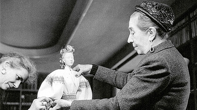 Jeanne Lanvin obl�k� v�roce 1945 panenku pro pov�le�nou v�stavu Th��tre de la Mode.