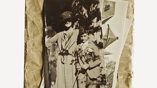 Fotka Gabrielle Chanel se synovcem Andr�m Palassem z archivu, kter� Coco kr�tce p�ed svou smrt� v�novala sv� pranete�i Gabrielle Palasse-Labrunie. T�et�, tajemnou osobu n�vrh��ka ze sn�mku odst�ihla.