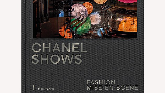 Zat�mco chystan� publikace Chanel Shows d�v� nahl�dnout do p��prav velkolep�ch p�ehl�dek zna�ky, biografie Coco Chanel: Legenda a skute�nost nebo Le temps Chanel se vyd�vaj� za pravdiv�m �ivotn�m p��b�hem t�m�� mytick� �eny.