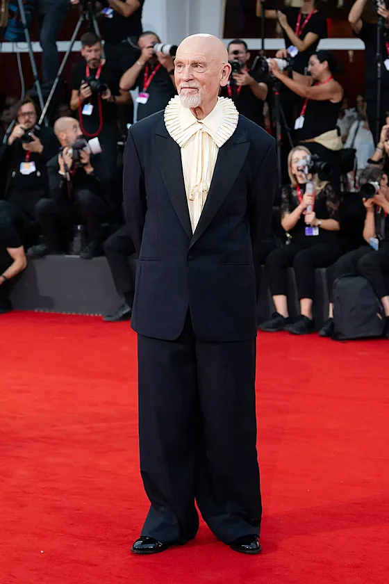 John Malkovich v Dior na filmov�m festivalu v Ben�tk�ch 2026.