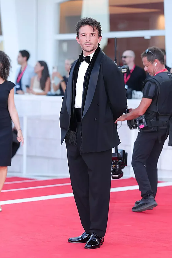 Jonathan Bailey na filmov�m festivalu v Ben�tk�ch 2026.