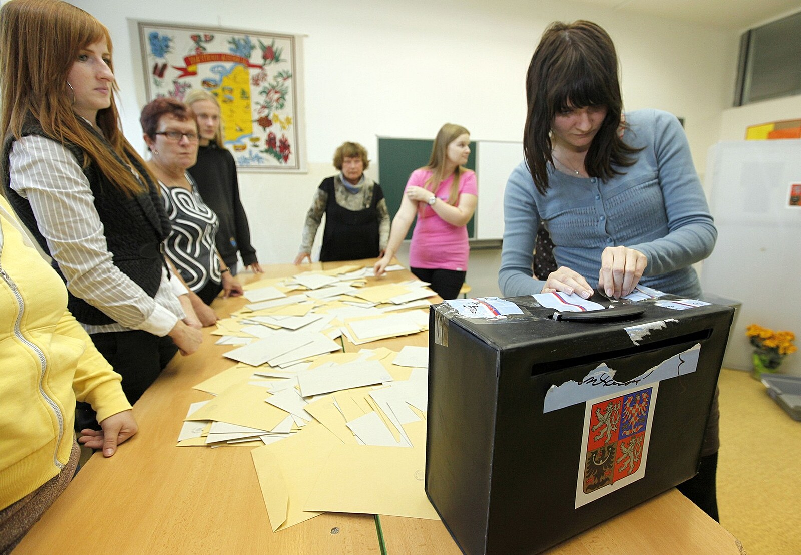 Senátní volby 2026: Hlasuje se bez křížků a jen striktně do žluté obálky | Česko