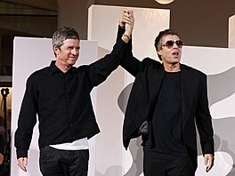 Brit�tí zp�váci Noel Gallagher a Liam Gallagher na 83. ro�níku Mezinárodního...