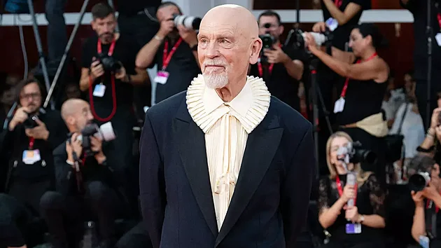 John Malkovich v Dior na filmov�m festivalu v Ben�tk�ch 2026.