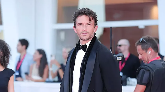 Jonathan Bailey na filmov�m festivalu v Ben�tk�ch 2026.