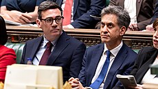 Britský premiér Andy Burnham (vlevo) a britský ministr zahrani�ních v�cí Ed...
