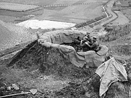 �eskosloven�tí vojáci v kulometném hnízd� v pohrani�í na konci zá�í 1938.