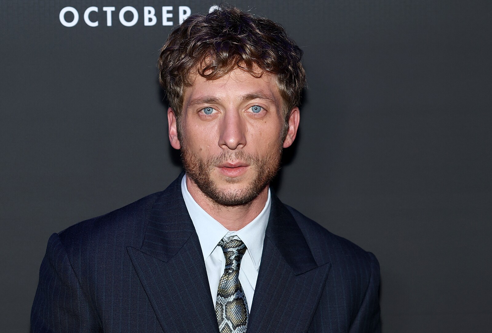 Jeremy Allen White ukázal, jak oživit klasický oblek jedinou kravatou