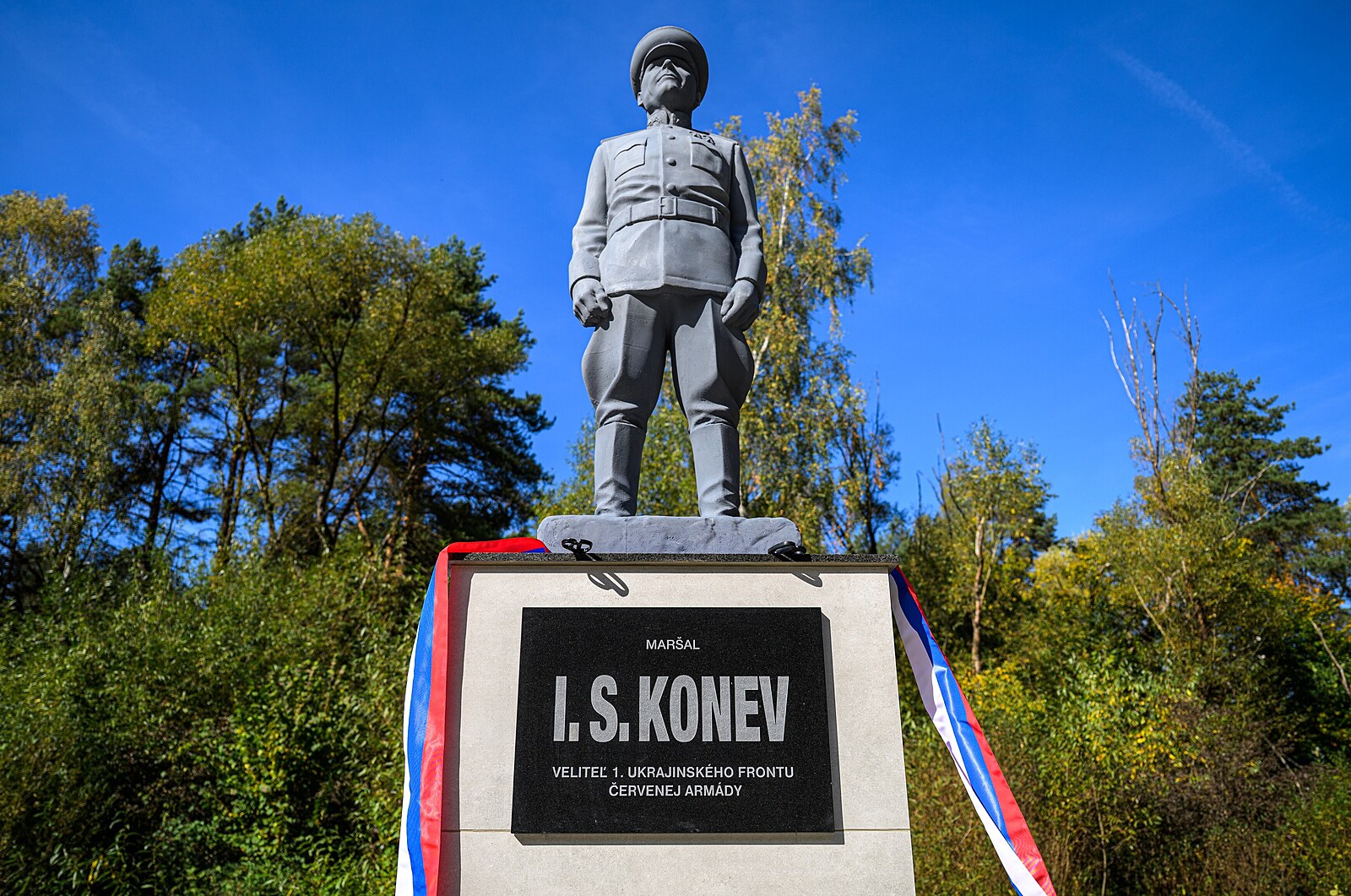 KOMENTÁŘ: Koněv byl hrdina, ale určitě ne pro Slováky. K čemu jeho sochu?