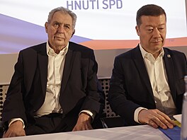 Bývalý prezident Milo� Zeman (vlevo) a �éf SPD Tomio Okamura.