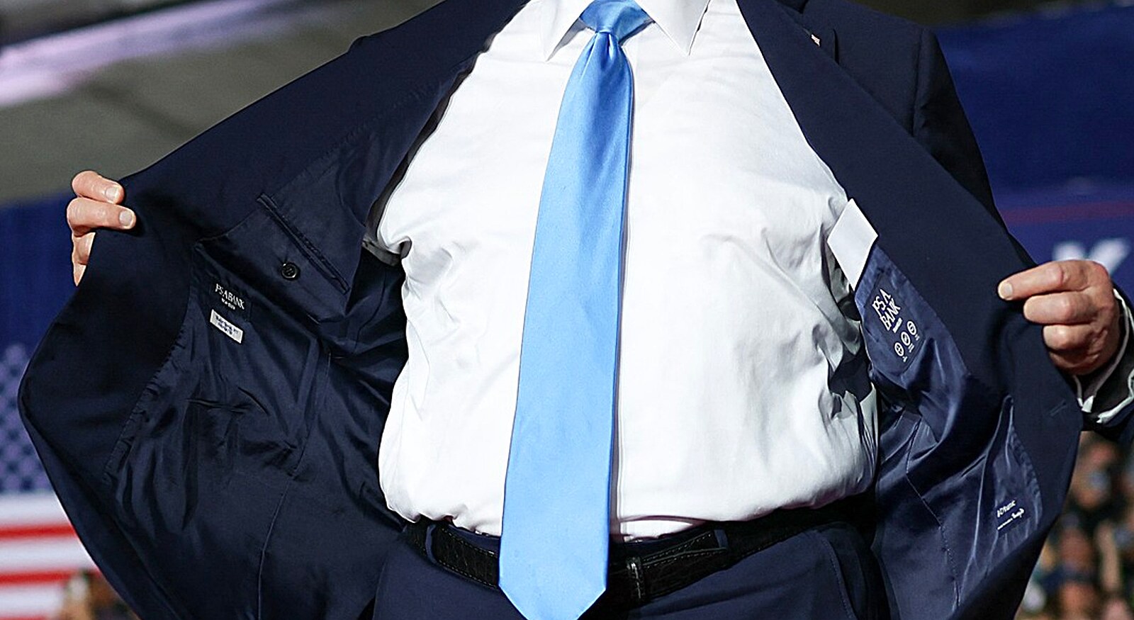 Čekstajl: Stoupnul si před voliče a rozepnul sako. Co skrývá Trumpova podšívka?