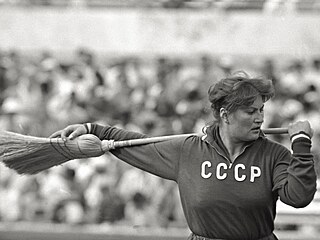 Nina Ponomarjovová p�i rozcvi�ce p�ed zlatým závodem na olympiád� v �ím� 1960.