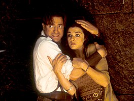 Rick O�Connell (Brendan Fraser, vlevo) a Evelyn O�Connell (Rachel Weisz) se...