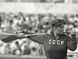 Nina Ponomarjovová p�i rozcvi�ce p�ed zlatým závodem na olympiád� v �ím� 1960.