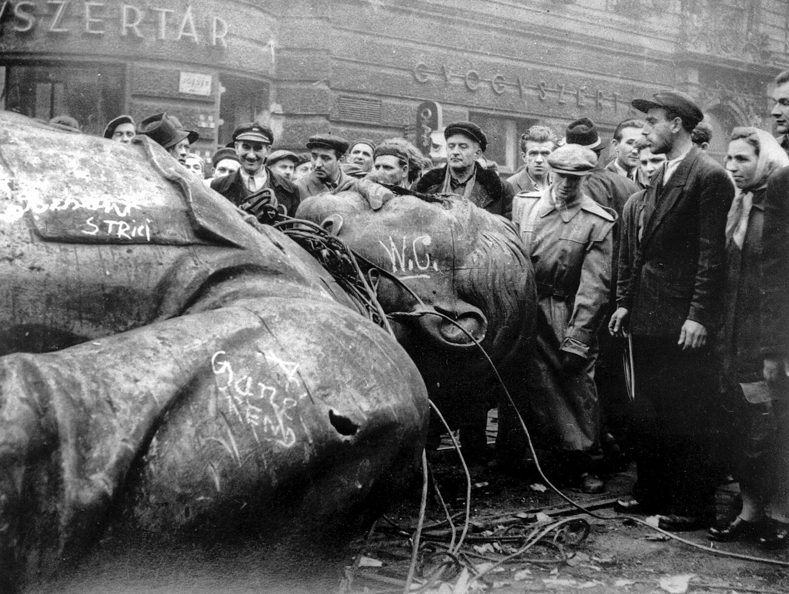 Evropa je obětí cizích válek. U Suezu se bojovalo za Budapešť, v Hormuzu teď o Kyjev | Orientace
