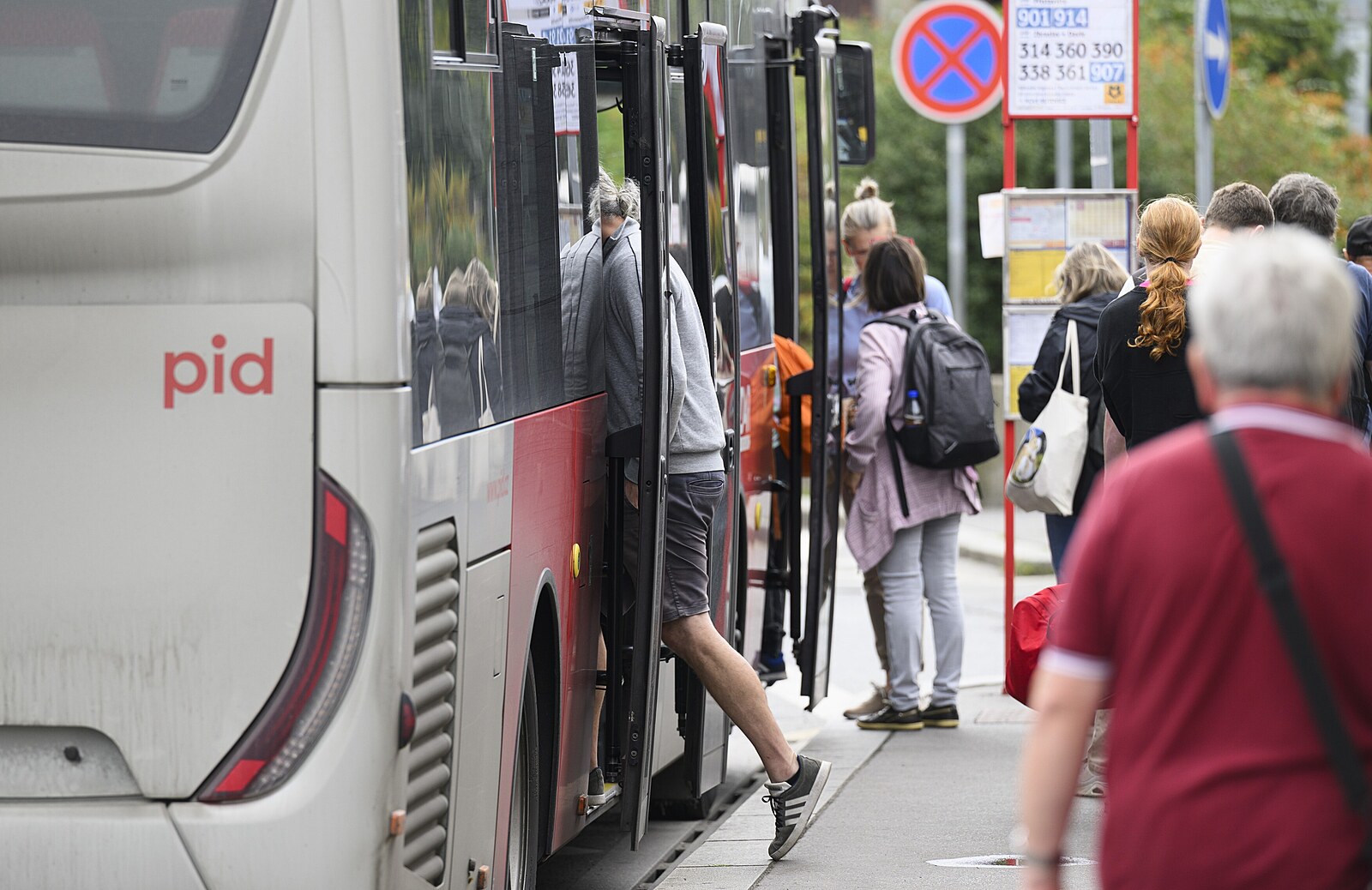 NÁZOR: Méně spojů, řidič sprostý a nejlepší MHD zdraží. Za co máme v Praze platit víc?