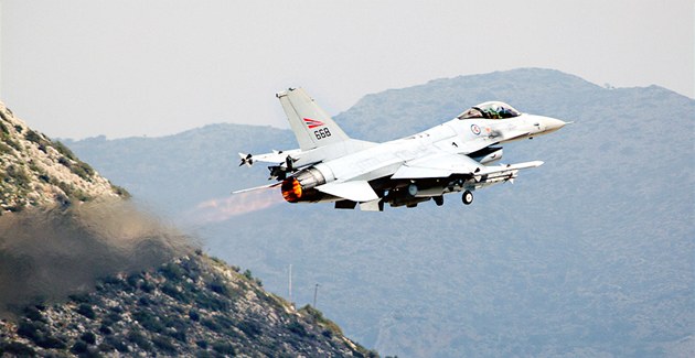 Norská stíhaka F-16 startuje k misi nad Libyí