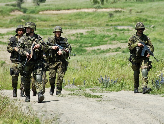 etí vojáci se pipravují na misi v Afghánistánu