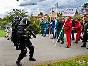 Vojenská policie rozhání demonstranty během cvičení Boleslavská hradba ve Štepánově na Olomoucku