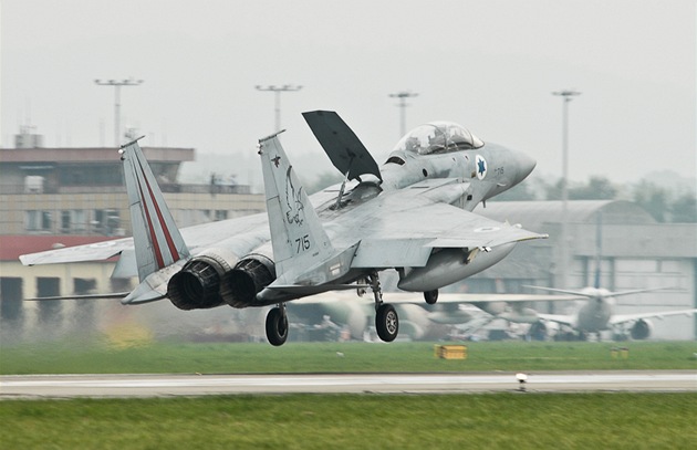 Bojový letoun F-15D BAZ izraelského letectva přistává na letišti v Mošnově