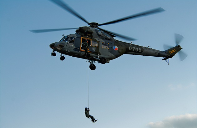 Do záchranných operací se zapojili armádní letci s vrtulníkem Sokol