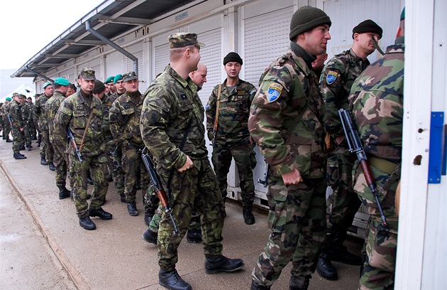etí a sloventí vojáci na základn ajkovac v Kosovu