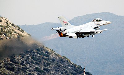 Letoun F-16 norskho letectva startuje k misi nad Liby