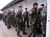 Čeští a slovenští vojáci na základně Šajkovac v Kosovu
