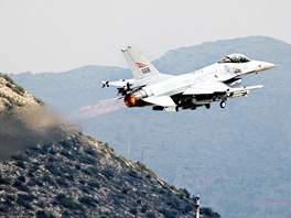 Letoun F-16 norskho letectva startuje k misi nad Liby