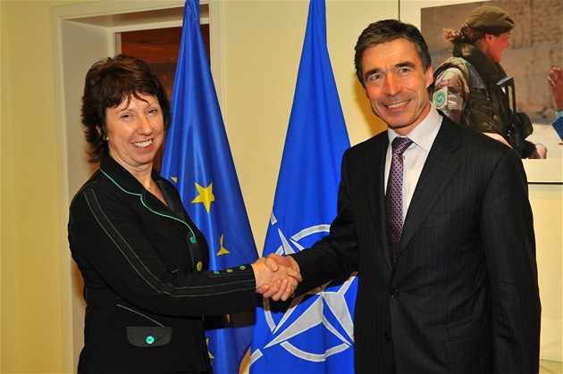 éfka diplomacie Evropské unie Catherine Ashton s generálním tajemníkem NATO Andersem Fogh Rasmussenem.