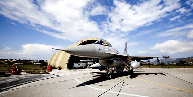 Norský letoun F-16 na základně Sauda na Krétě během operace Unified Protector.