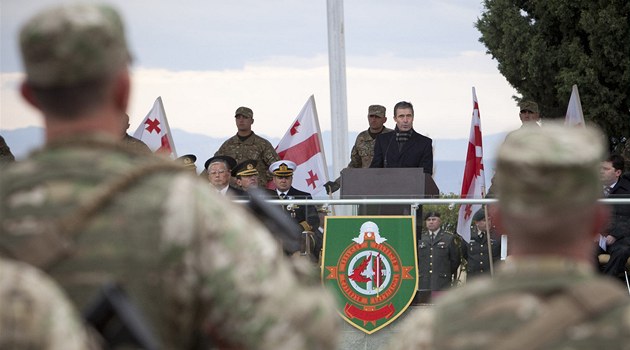 Gruzínské vojáky slouící v misi ISAF pozdravil pi návtv Gruzie generální tajemník NATO Anders Fogh Rasmussen (ilustraní foto)