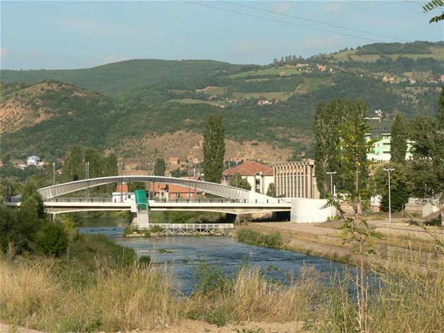 Most v Kosovské Mitrovici je symbolem rozdělení Kosova (Ilustrační foto).