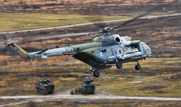 Odsun zraněných vrtulníkem během největšího letošního cvičení české armády