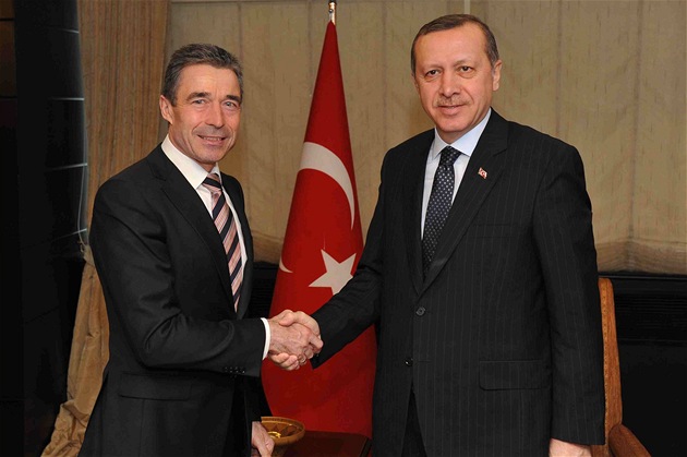 Generální tajemník NATO Anders Fogh Rasmussen s tureckým prezidentem Recepem Erdoganem. Ilustraní foto.