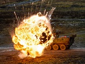 Výbuch nastražené nálože během největšího letošního cvičení české armády Cooperative Effort 2011 na Doupově