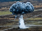 Výbuch nastražené nálože během největšího letošního cvičení české armády Cooperative Effort 2011 na Doupově