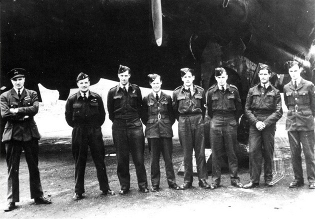 Posádka letounu Halifax, která dopravila výsadkáe nad okupované echy