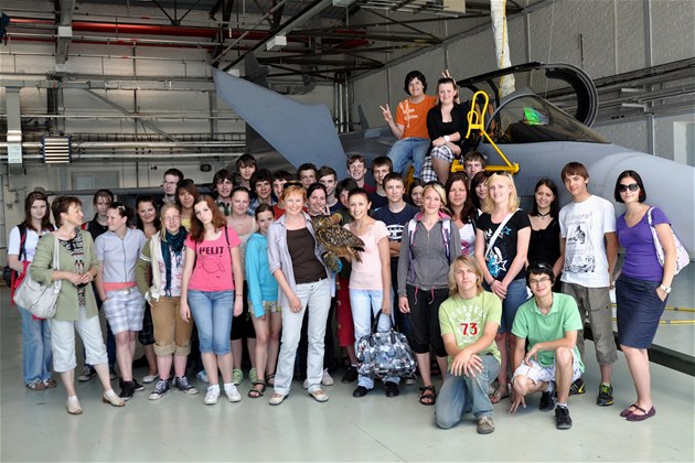 Studenti na letecké základně v Čáslavi v rámci projektu Poznej NATO