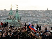 Uctít památku bývalého prezidenta Václava Havla přišly na Hradčanské náměstí tisíce lidí