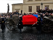 Lafeta s ostatky bývalého prezidenta Václava Havla projíždí Hradčanským náměstím
