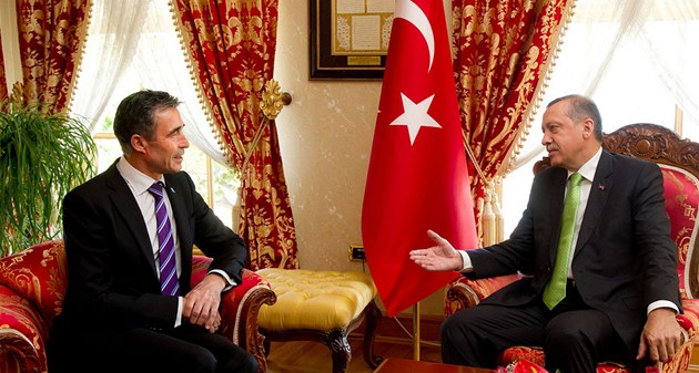 Tureckého premiéra Erdogana (vpravo) Republikáni kritizovali už v roce 2010. Zde s generálním tajemníkem NATO. Ilustrační foto.