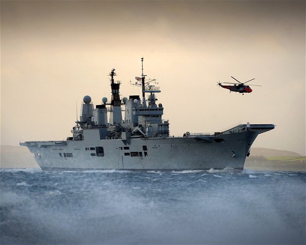 Britská letadlová lo HMS Ark Royal. Ilustraní foto.