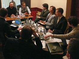 Kulatý stůl s velvyslancem České republiky při NATO Martinem Povejšilem
