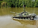 Armda po trncti letech vykoupala tanky - Brodn tanku pod vodou.