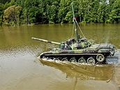 Armáda po čtrnácti letech vykoupala tanky - Brodění tanku pod vodou.